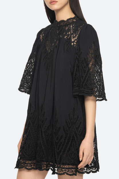 Vali Mini Dress fra Sea New York er en elegant minikjole tæt på