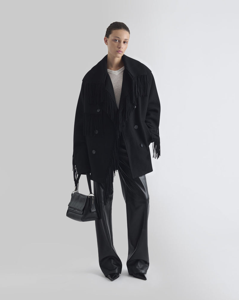 Sort oversized IRO Paris Drifter uldjakke med frynser langs krave, front og ærmer, bred reverskrave og dobbeltradet knaplukning forfra i fuld figur