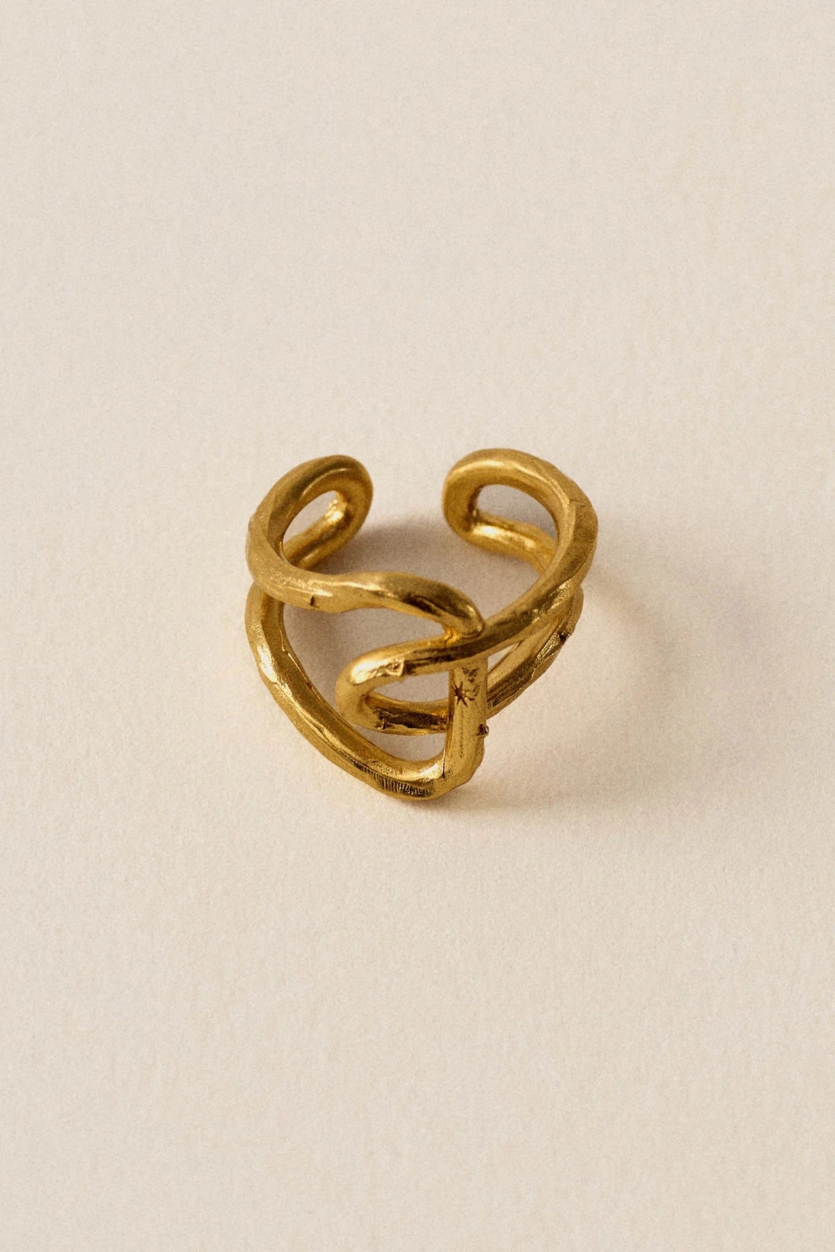 Maiao er en karakterfuld ring fra Sessun med et skulpturelt design af flettede, strukturerede bånd