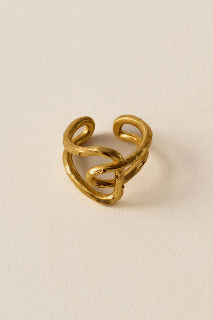 Maiao er en karakterfuld ring fra Sessun med et skulpturelt design af flettede, strukturerede bånd