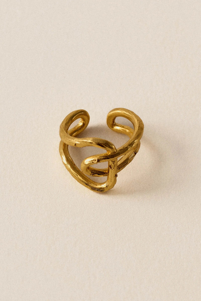 Maiao er en karakterfuld ring fra Sessun med et skulpturelt design af flettede, strukturerede bånd