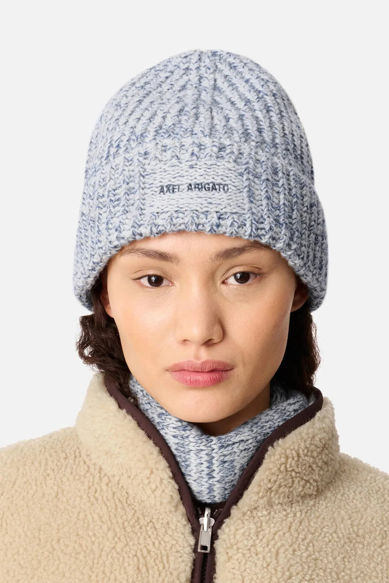 Flock Beanie fra Axel Arigato er en blød og lun hue i blue melange
