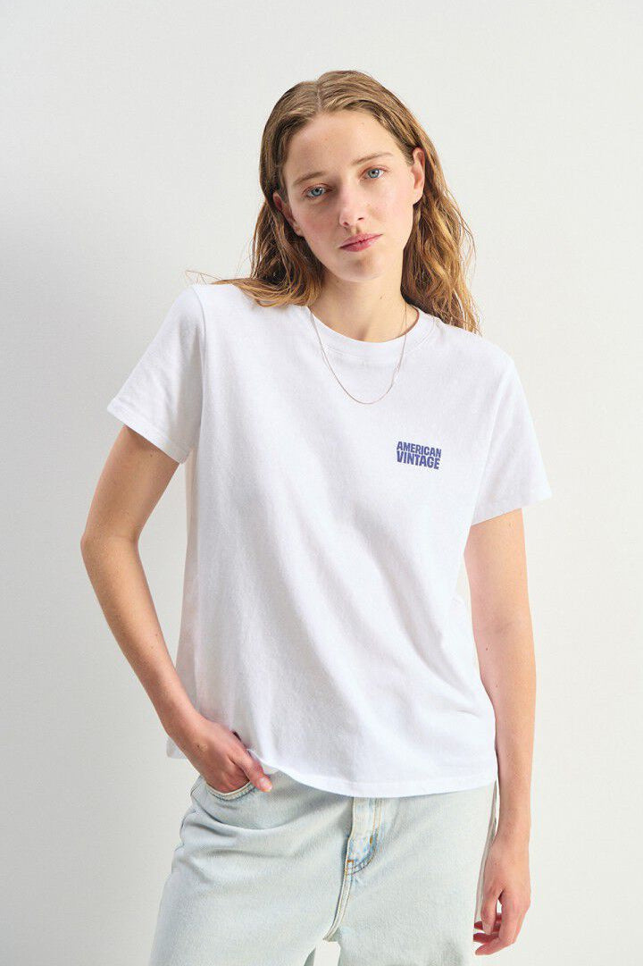 American Vintage Ykobow T-shirt i Hvid på mørkehåret kvinde
