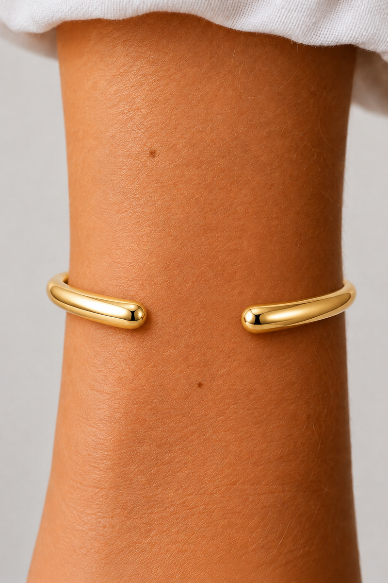 Armbånd i guldfarvet metal fra Andcopenhagen Jewelry, model Isolde, vist på håndled.