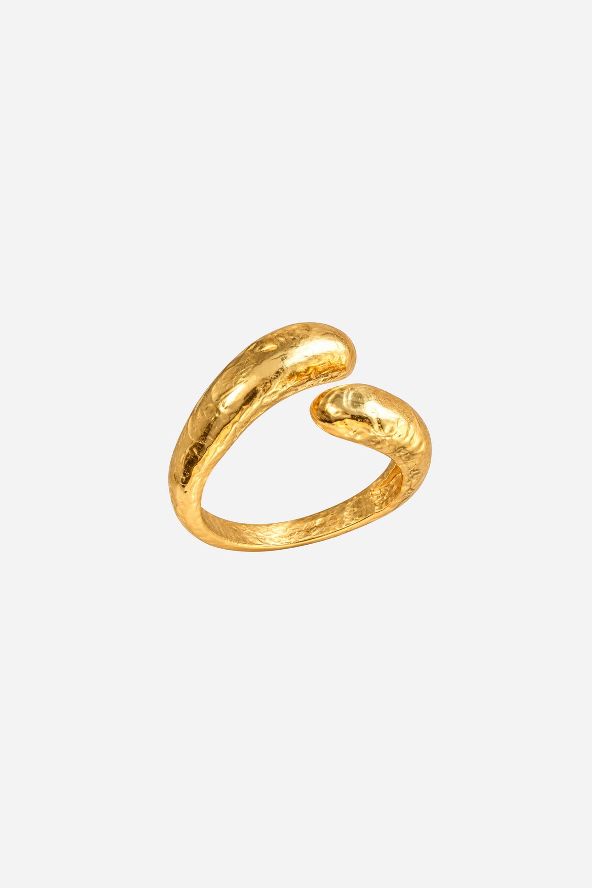 Smuk, guldfarvet ring fra Andcopenhagen med et moderne og organisk design - packshot