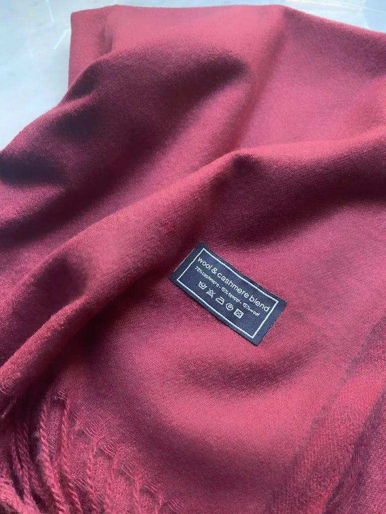 Andcopenhagen Basics 70 % cashmere tørklæde i bordeaux med mærkat "Yana" foldet på en flade.
