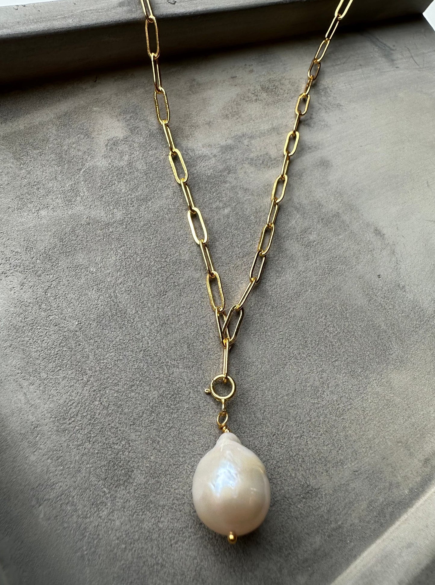 Andcopenhagen Jewelry - Halskæde - 18 karat guldbelagt messing - Baroque perle