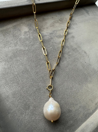 Andcopenhagen Jewelry - Halskæde - 18 karat guldbelagt messing - Baroque perle