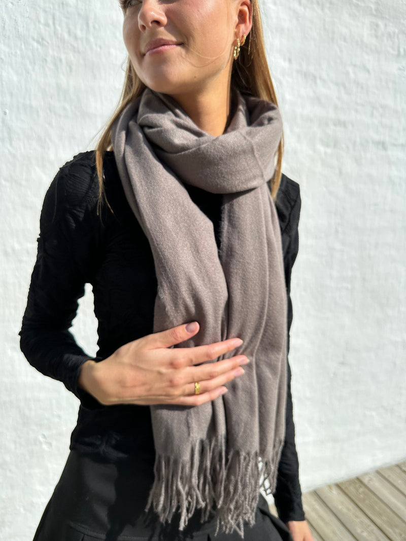 Kvinde iført Andcopenhagen Basics 70% cashmere tørklæde i farven Dark coffee – Yana.