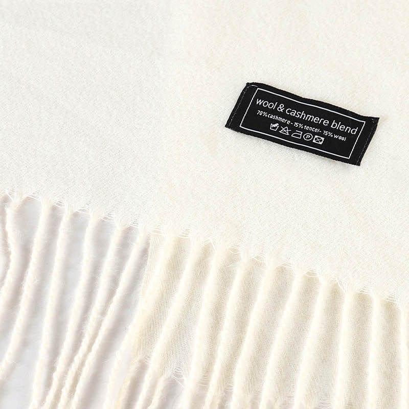 Off white Andcopenhagen Basics cashmeretørklæde med sort mærke og frynser, 70% cashmere.