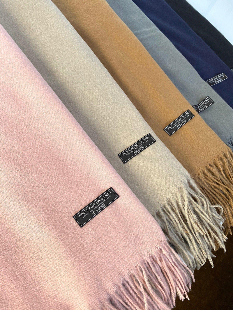 Cashmeretørklæder fra Andcopenhagen Basics i sandfarve og andre nuancer, 70% cashmere - model Yana.
