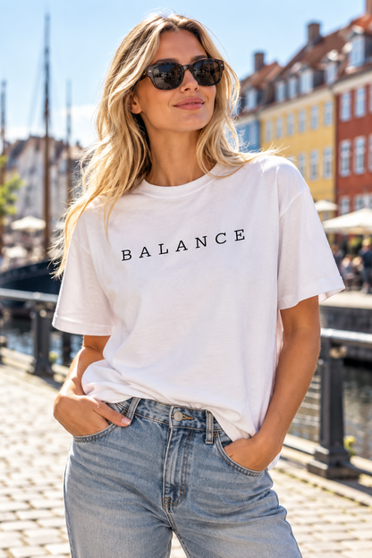 Balance T-shirt fra The Collection i hvid på lyshåret kvinde i Købnehavn