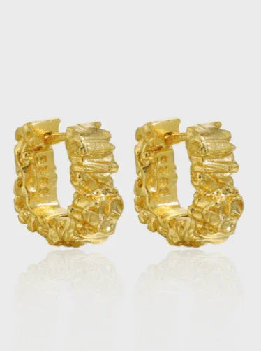 Eva øreringe fra Andcopenhagen i 18 karat guldbelagt sterlingsølv med detaljeret, organisk design.