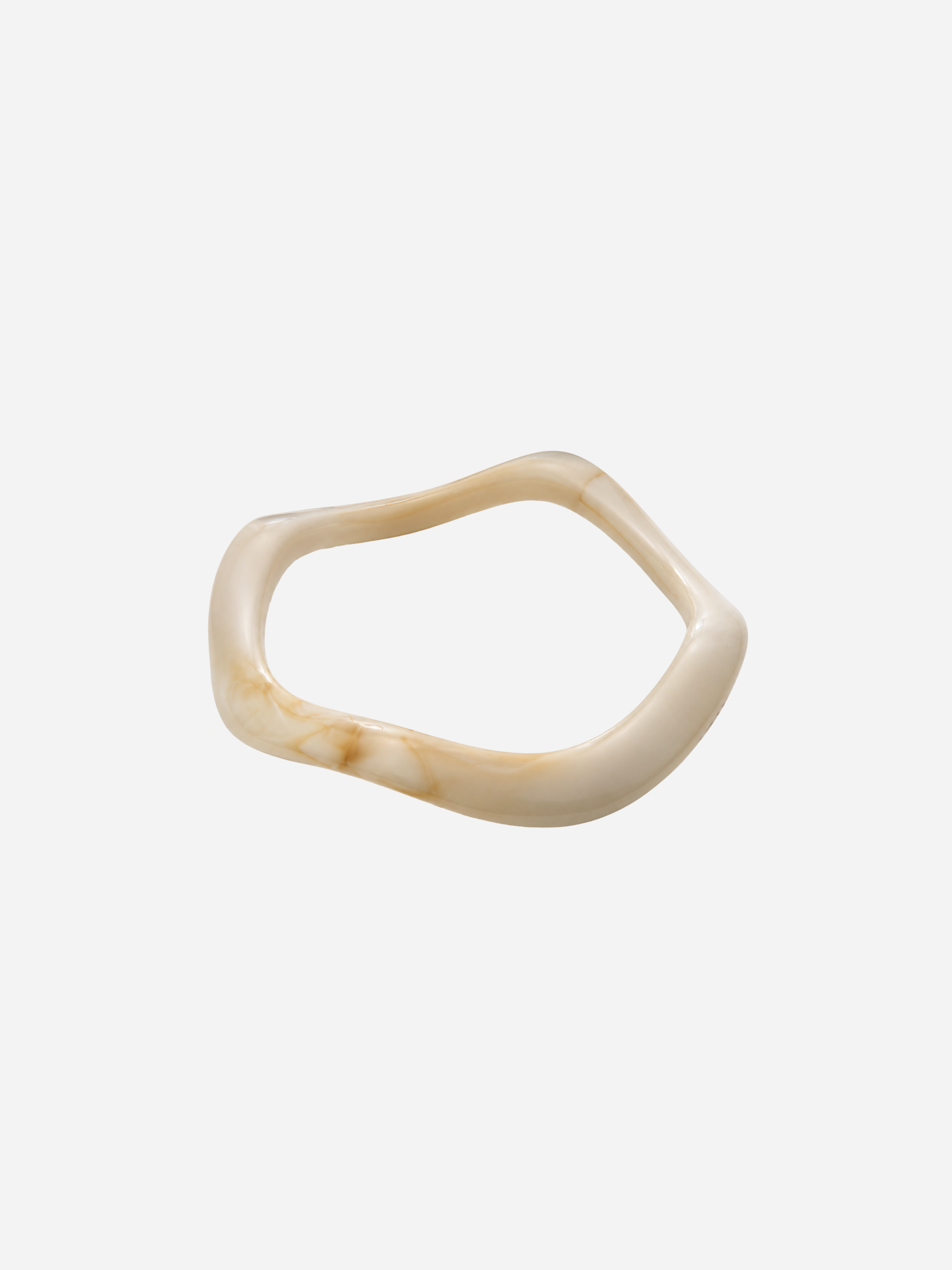Fraj Curly ring fra Andcopenhagen Jewelry i cremefarvet resin med organisk, bølget form.