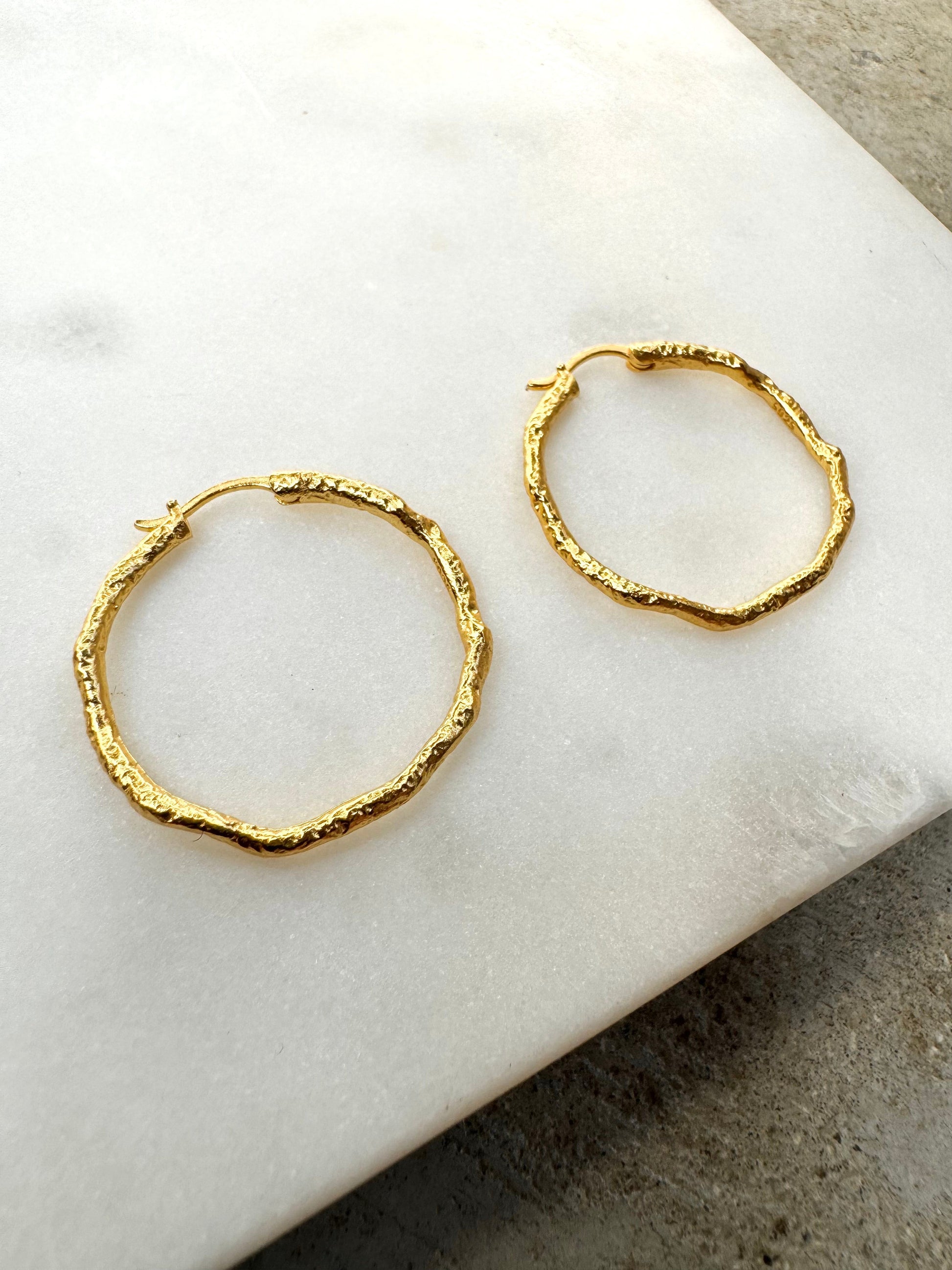 Andcopenhagen Guldøreringe Hammered hoops Big - 18 karat guldbelagt sterlingsølv- Sicca Gold - Andcopenhagen