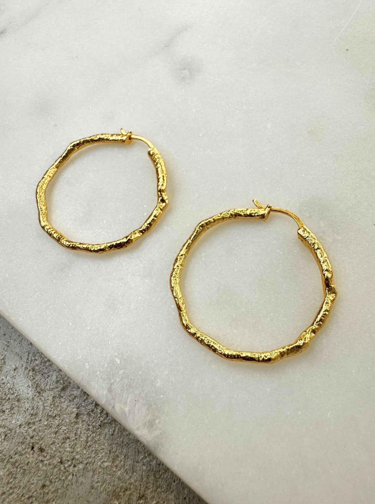 Andcopenhagen Guldøreringe Hammered hoops Big - 18 karat guldbelagt sterlingsølv- Sicca Gold - Andcopenhagen