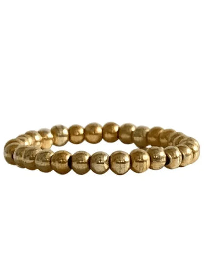 Håndlavet guldbelagt ring af små, ensartede kugler. Enkel og tynd i designet fra Ibu Jewels.