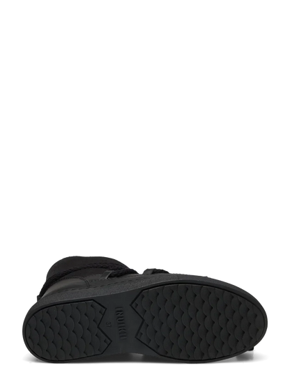 Sort vinterstøvle set fra bunden med mønstret sål og "INUIKII" mærket synligt.