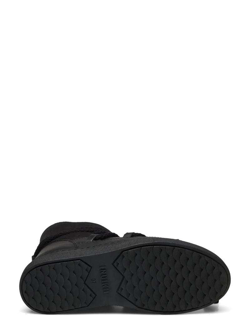 Sort vinterstøvle set fra bunden med mønstret sål og "INUIKII" mærket synligt.