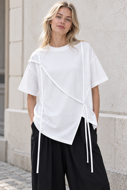 Jenner T-shirt fra The Collection i hvid med snore på lyshåret kvinde