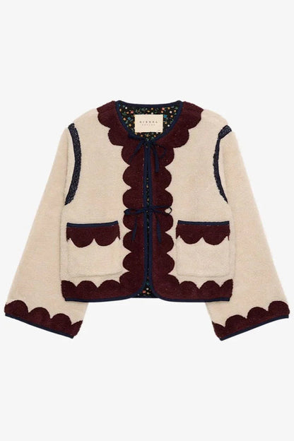 Off-white jakke med mørkerøde, bølgede kanter, to lommer foran og brede ærmer.