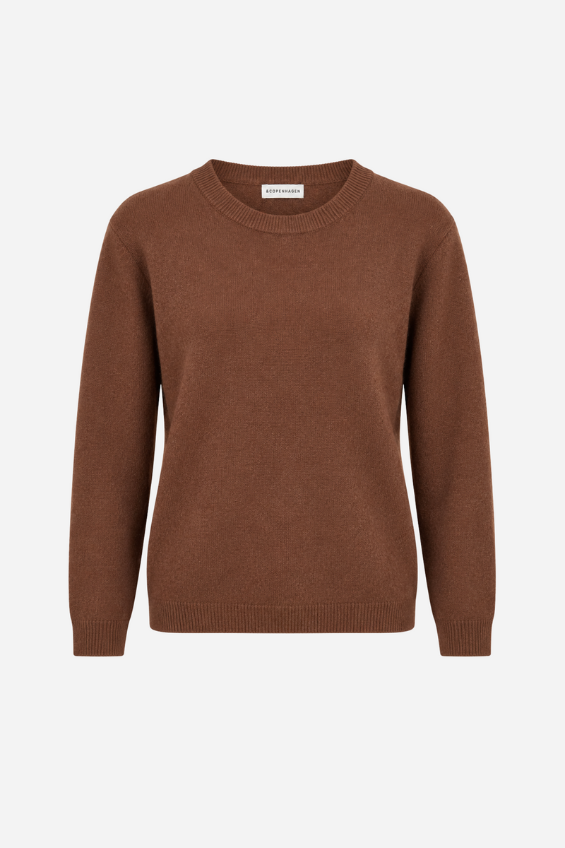 Lækker og blød cashmere-sweater fra Andcopenhagen i en smuk rødbrun nuance