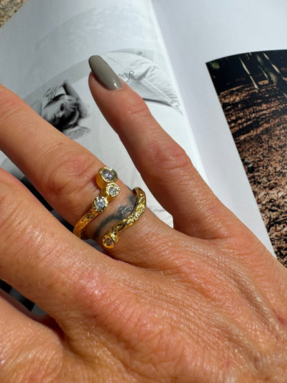 Elvira ring i 18 karat guldbelagt fra Andcopenhagen Jewelry, båret på finger med lysegrå neglelak.