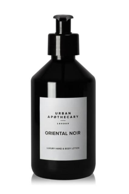 Sort flaske med pumpe, Urban Apothecary Oriental Noir, minimalistisk etiket, luksuriøs lotion.