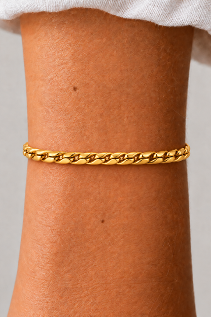 NINE armbånd i guldfarvet design på arm