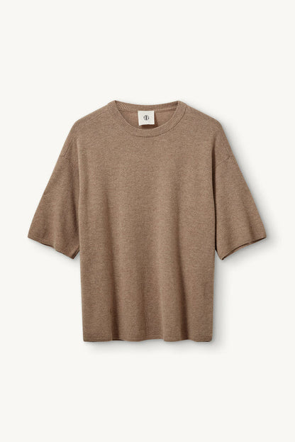 Oversized Como T-shirt i farven Truffle fra The Garment forfra
