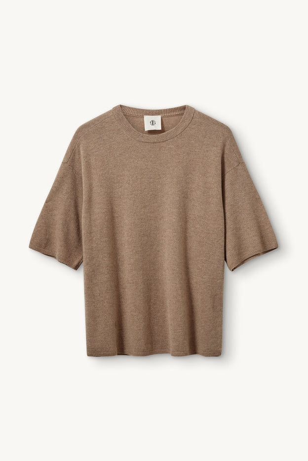 Oversized Como T-shirt i farven Truffle fra The Garment forfra
