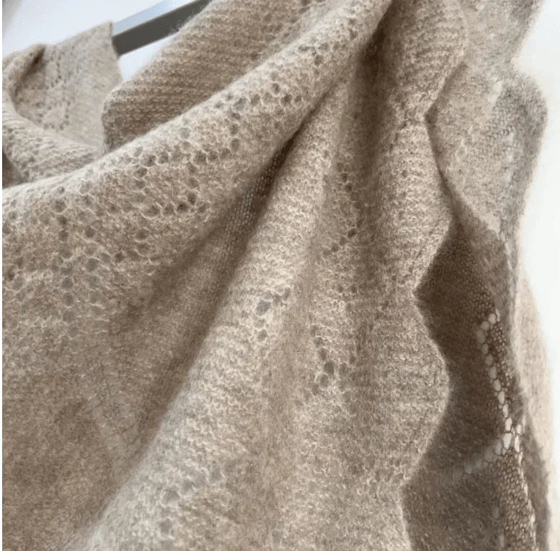 Andcopenhagen Basics stort trekantet cashmere tørklæde i khaki, blødt og let strikmønster.