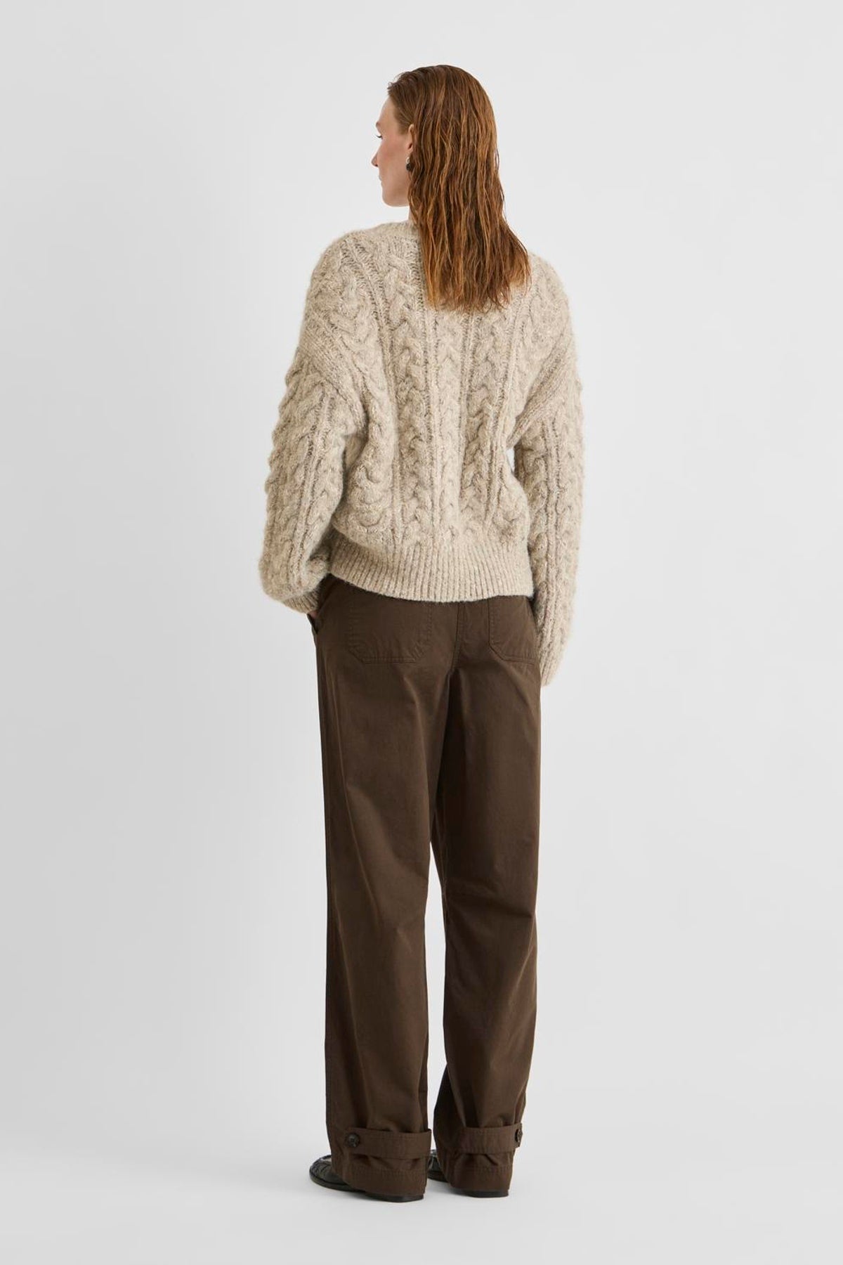 Vila ROUFIONA HW W/F F/L TROUSER in dark brown cotton, wide-leg fit, shown on a model from the back.