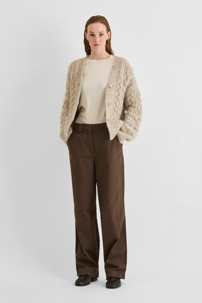 Vila ROUFIONA HW W/F F/L TROUSER in dark brown cotton, wide-leg fit, worn by a model with a beige sweater and cardigan.