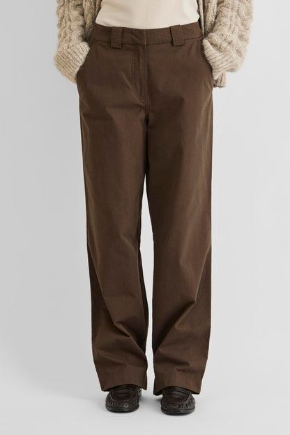 Vila ROUFIONA HW W/F F/L TROUSER in dark brown cotton, wide-leg fit, modeled with a casual outfit.