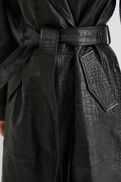 Vila ROUMAYA long-sleeve oversized leather coat in meteorite color, featuring a crocodile texture and a belted waist, detail