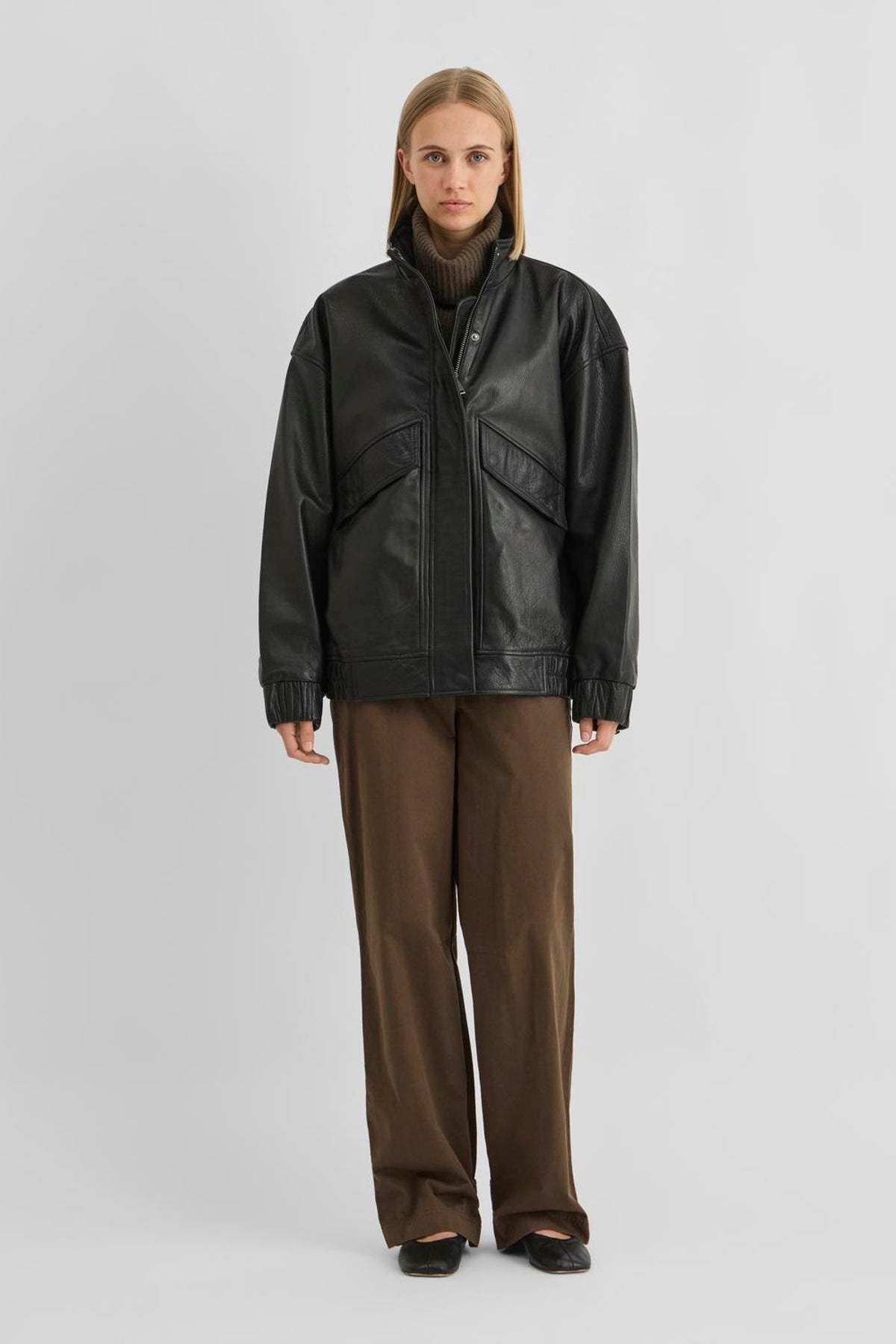 Vila ROUSIMONE oversized leather jacket in meteorite black, made of 100% buffalo leather, shown on a model.