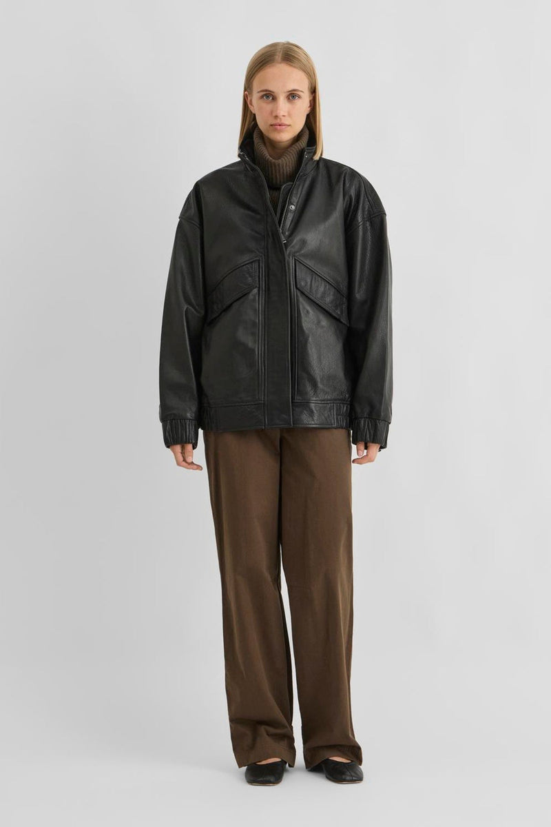 Vila ROUSIMONE oversized leather jacket in meteorite black, made of 100% buffalo leather, shown on a model.